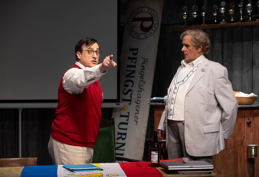 Ersatzfoto für Kolle witte Mann (aus Extrawust_Markus Sebastian Wenger, Christoph Reiche) Ersatzfoto für Kolle Mann Extrawust Markus Sebastian Wenger, Christoph Reiche Foto Silke Winkler Spielzeit 2023 2024