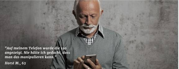 älterer Mann mit Handy