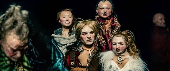 Looking for Brunhild Theater Figurentheater Looking for Brunhild Theater Handgemenge Foto Alexander Hoerbe