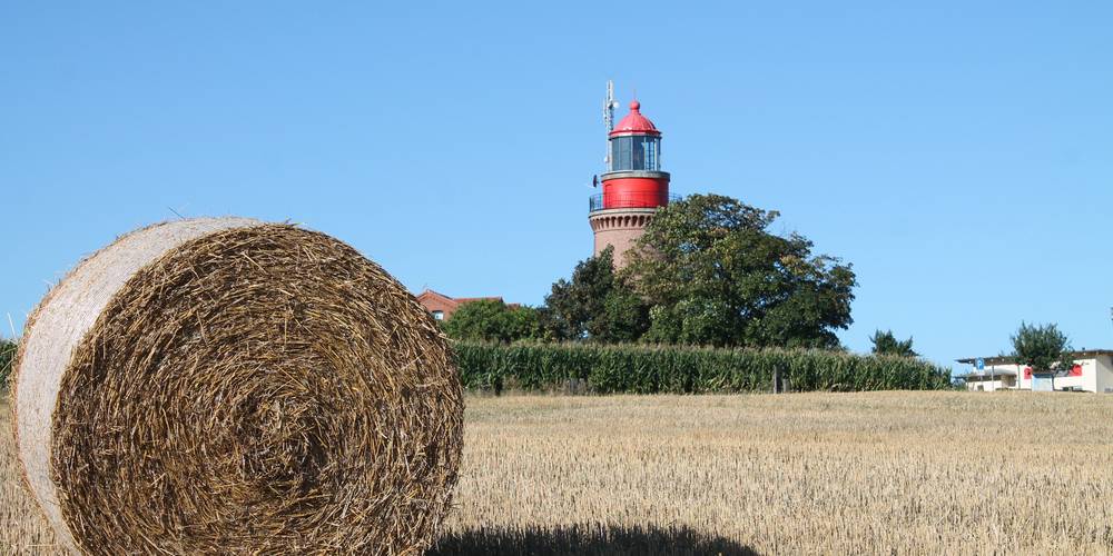 Leuchtturm Buk Bastorf mit Strohrundballen