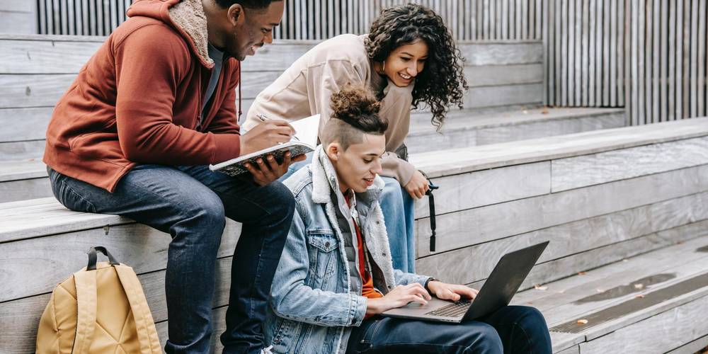 Foto von Keira Burton: https://www.pexels.com/de-de/foto/mann-im-roten-pullover-sitzt-neben-frau-im-braunen-mantel-6147444/