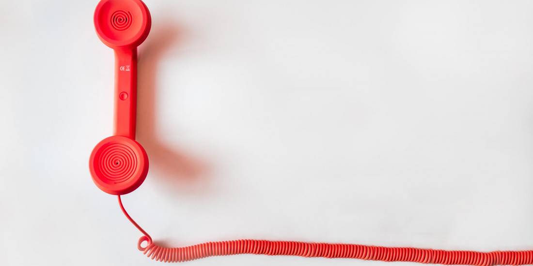 Roter Telefonhörer mit roter Schnur © Pexels