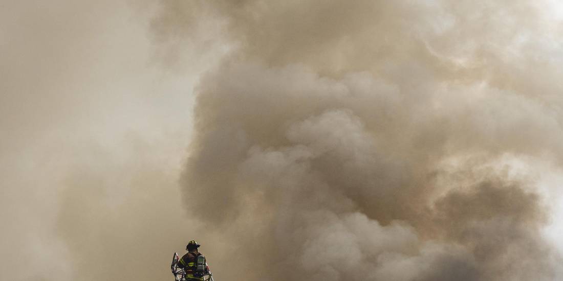 Drehleiter vor dicker Rauchwolke © Pexels