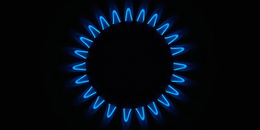Blaue, kreisförmige Gasflamme leuchtet vor schwarzem Hintergrund © Gerd Altmann