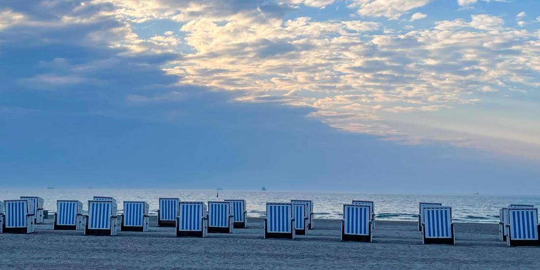blau-weiße Strandkörbe vor einem Abendhimmel © Landkreis Rostock