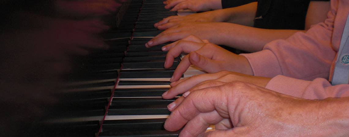 junge und alte Hände spielen auf der Klaviertastatur ©Kreismusikschule Landkreis Rostock