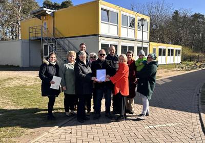 Anja Kerl überreicht den Fördermittelbescheid in Graal-Müritz / Landkreis Rostock