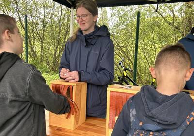 Schüler ertasten Naturmaterialien / Landkreis Rostock