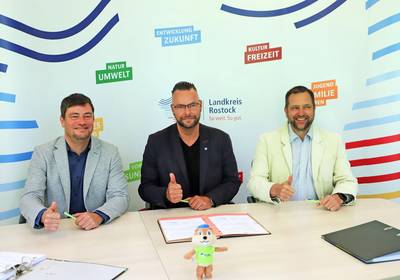 Nun ist es amtlich - Landrat Sebastian Constien (v.li.), rebus-Geschäftsführer Thomas Nienkerk und der 1. Stellvertretende Landrat Stephan Meyer unterzeichneten heute den neuen Dienstleistungsvertrag für weitere zehn Jahre. / rebus/Nicole Zeise