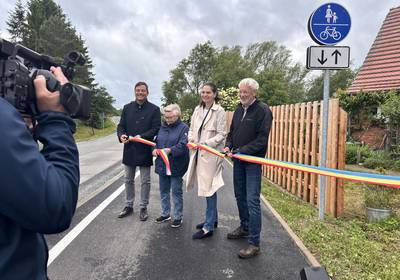 Landrat Sebastian Constien, Rita Burchard, Bürgermeisterin der Gemeinde Gutow, Staatssekretärin Ines Jesse und Ulrich Blau, Bürgermeister von Mühl Rosin, durchschneiden das symbolische Band. / Landkreis Rostock