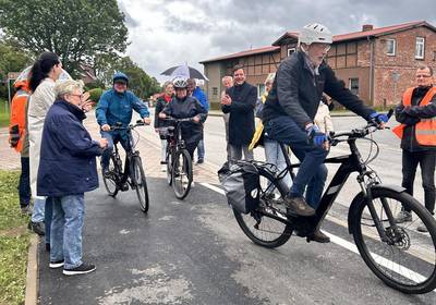 Ulrich Blau, Bürgermeister von Mühl Rosin, startet zur ersten Fahrt auf dem neuen Radweg. / Landkreis Rostock