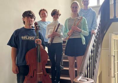 Das Ensemble Alte Musik mit beiden Lehrerinnen: Jannik Brockmann, Barockcello, Ariane Spiegel (Fachlehrerin Cello), Isabella Brackertz, Blockflöte, Caroline Kleemann, Blockflöte, und Silja Wiebe (Fachlehrerin Blockflöte) freuen sich über den Erfolg bei „Jugend musiziert“. / Ulrike Bennöhr/Kreismusikschule Landkreis Rostock