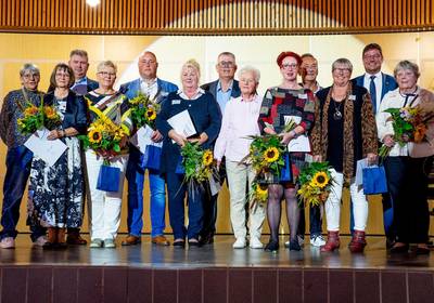 Ehrenamtsanerkennung 2025 © Marcus Eichstädt Gruppenbild der Geehrten zusammen mit Kreistagspräsident Veikko Hackendahl und Landrat Sebastian Constien / Marcus Eichstädt