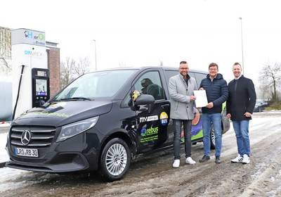Die Rufbusflotte wird weiter verstärkt. Mit Unterstützung des Landkreises konnten sechs weitere moderne Fahrzeuge angeschafft werden – hier rebus-Geschäftsführer Thomas Nienkerk (v. li.), Landrat Sebastian Constien und rebus-Prokurist Marc Weinhauer. / rebus/Nicole Zeise