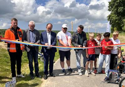 Mit dem Durchschneiden der Schleife ist der Radweg offiziell freigegeben / Landkreis Rostock