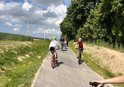 Die Kinder nehmen den Radweg sofort in Beschlag / Landkreis Rostock