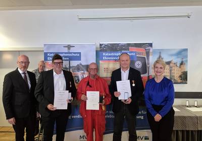 Drei Katastrophenschützer aus dem Landkreis Rostock von Ministerpräsidentin Manuela Schwesig und Innenminister Christian Pegel geehrt © Landkreis Rostock Drei Katastrophenschützer aus dem Landkreis Rostock von Ministerpräsidentin Manuela Schwesig und Innenminister Christian Pegel geehrt / Landkreis Rostock