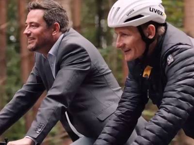 Landrat Sebastian Constien und Rennradfahrer André Greipel © Landkreis Rostock stadtradeln startscreen