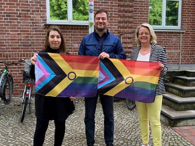 Hissen der Regenbogenflagge anlässlich des 12. Deutschen Diversity-Tages am 28.05.2024 © Landkreis Rostock Hissen der Regenbogenflagge anlässlich des 12. Deutschen Diversity-Tages am 28.05.2024