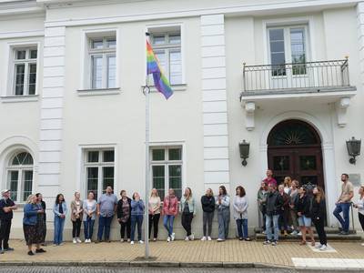 Regenbogenfahne mit Sozialamt am Standort Bad Doberan © Landkreis Rostock Regenbogenfahne mit Sozialamt am Standort Bad Doberan