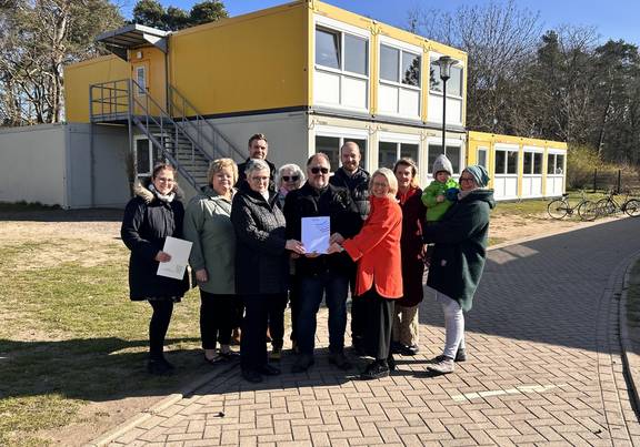 Anja Kerl überreicht den Fördermittelbescheid in Graal-Müritz / Landkreis Rostock
