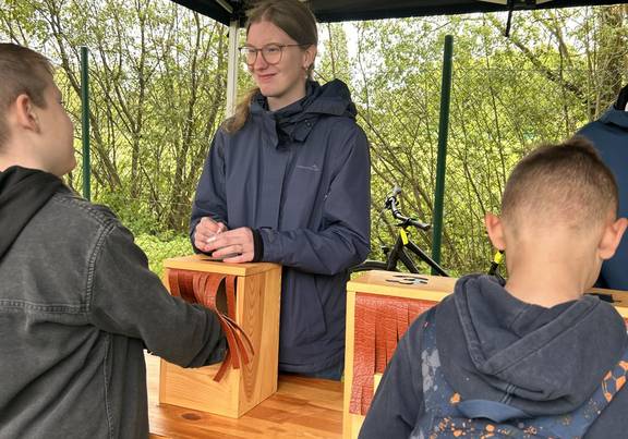 Schüler ertasten Naturmaterialien / Landkreis Rostock