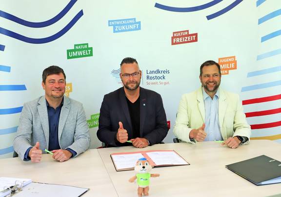 Nun ist es amtlich - Landrat Sebastian Constien (v.li.), rebus-Geschäftsführer Thomas Nienkerk und der 1. Stellvertretende Landrat Stephan Meyer unterzeichneten heute den neuen Dienstleistungsvertrag für weitere zehn Jahre. / rebus/Nicole Zeise