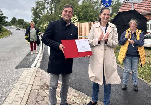 Landrat Sebastian Consitien nimmt den Zuwendungsbescheid von Staatssekretärin Ines Jesse entgegen. / Landkreis Rostock