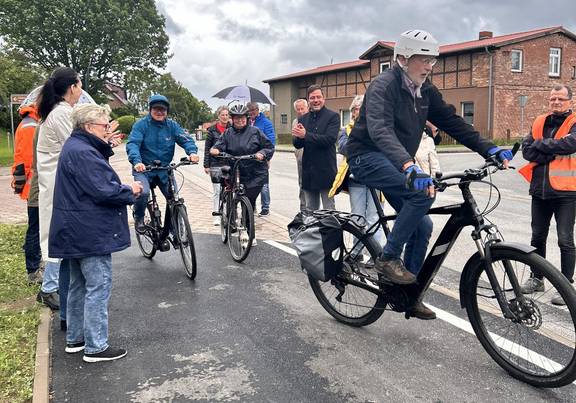 Ulrich Blau, Bürgermeister von Mühl Rosin, startet zur ersten Fahrt auf dem neuen Radweg. / Landkreis Rostock