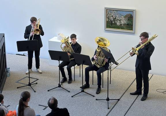 : Im Blechbläser-Quartett aus Güstrow musizieren Niklas Paschen (Posaune), Alexander Quella (Euphonium), Lars Zirzow (Tuba) und Lukas Paschen (Posaune, v.l.). / Ulrike Bennöhr/Kreismusikschule Landkreis Rostock
