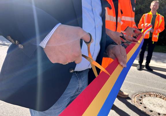 Der Bürgermeister schneidet die Schleife durch / Landkreis Rostock