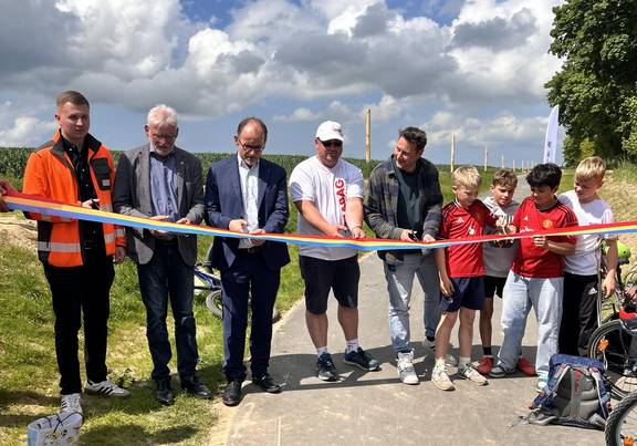 Mit dem Durchschneiden der Schleife ist der Radweg offiziell freigegeben / Landkreis Rostock