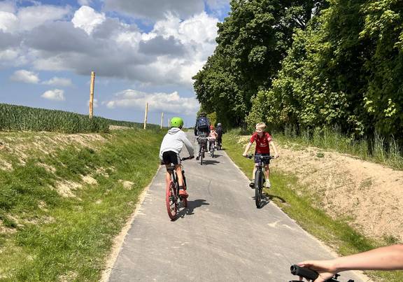 Die Kinder nehmen den Radweg sofort in Beschlag / Landkreis Rostock