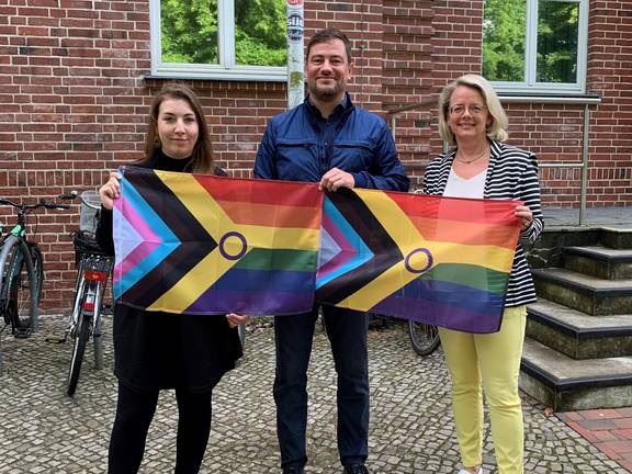 Hissen der Regenbogenflagge anlässlich des 12. Deutschen Diversity-Tages am 28.05.2024 © Landkreis Rostock Hissen der Regenbogenflagge anlässlich des 12. Deutschen Diversity-Tages am 28.05.2024