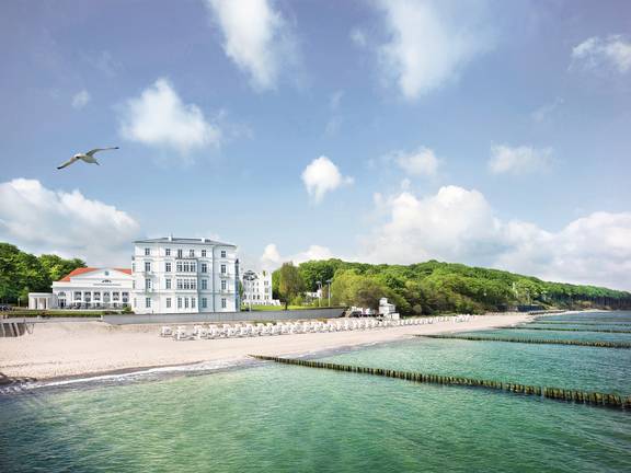 Blcik über die Ostsee auf das Grand Hotel in Heiligendamm