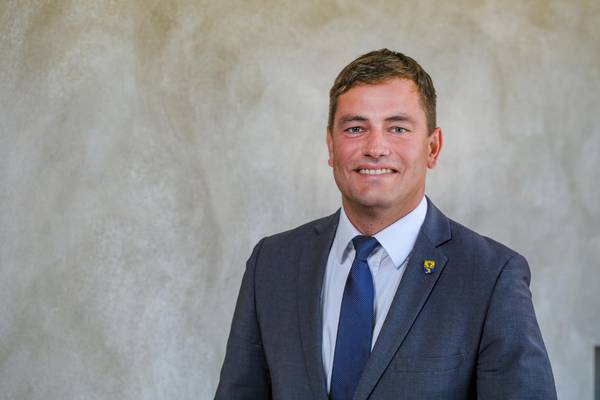 Landrat Sebastian Constien vor grauer Wand © Landkreis Rostock / André Hamann