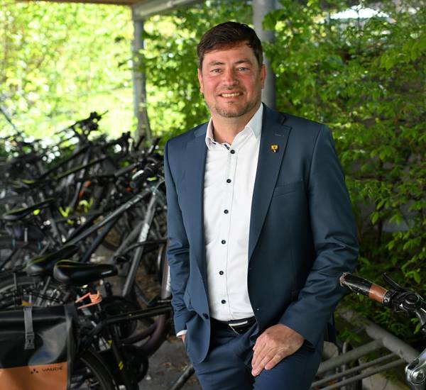 Sebastian Constien an Fahrrädern