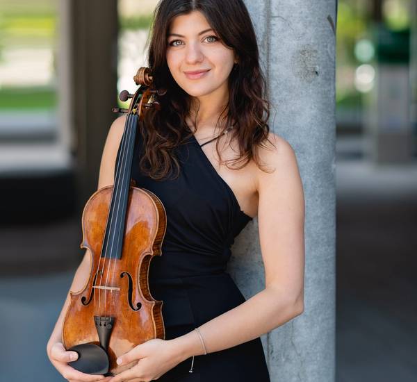 Alexandra Tirsu mit Geige©damian posse