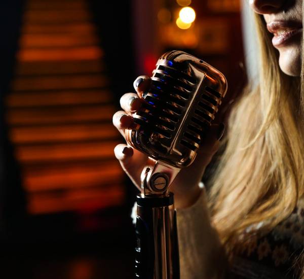 Seitenansicht singende Frau mit Mikrofon