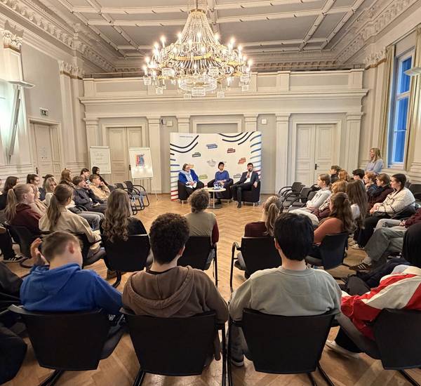 Tag der Kinderrechte 2025 © Landkreis Rostock Gesprächsrunde im Kreistagssaal zum Tag der Kinderrechte 2025