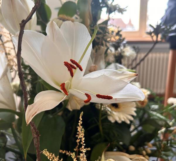 Lilie im Trauergesteck © Landkreis Rostock Lilie im Trauergesteck