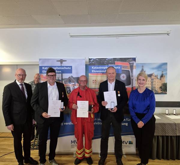 Drei Katastrophenschützer aus dem Landkreis Rostock von Ministerpräsidentin Manuela Schwesig und Innenminister Christian Pegel geehrt © Landkreis Rostock Drei Katastrophenschützer aus dem Landkreis Rostock von Ministerpräsidentin Manuela Schwesig und Innenminister Christian Pegel geehrt