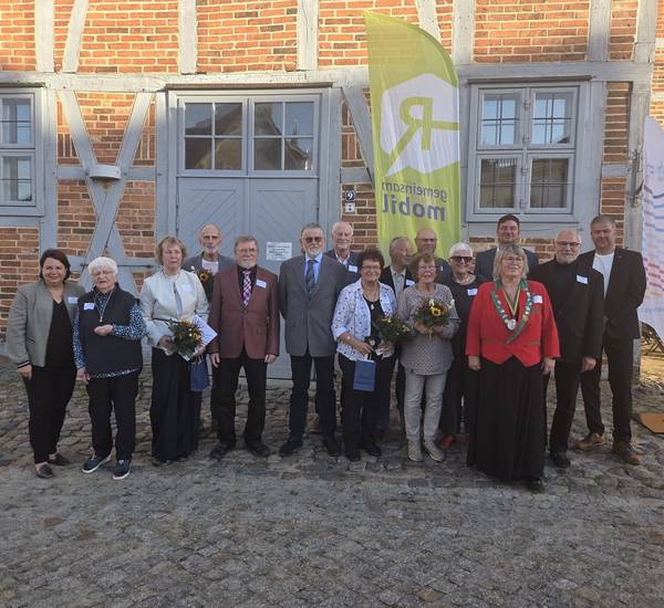 Ehrenamtsanerkennung 2026 in der Galerie Wollhalle Güstrow © Landkreis Rostock Die Geehrten mit Ministerin Stefanie Drese, Kreistagspräsident Veikko Hackendahl und Landrat Sebastian Constien