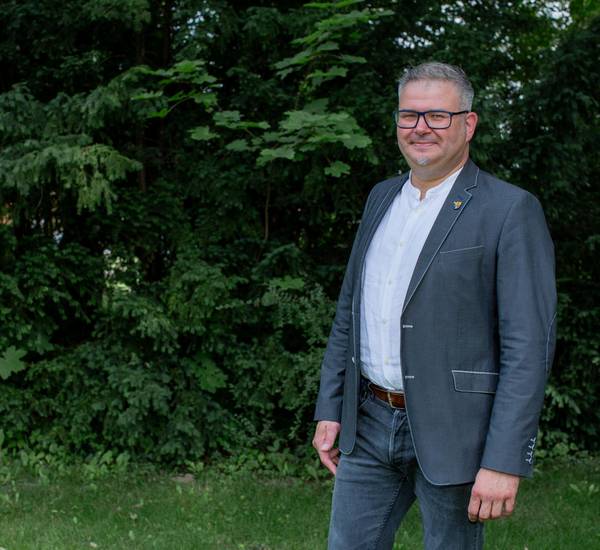 Veikko Hackendahl übernimmt das Dezernat Wirtschaft und Bau © Landkreis Rostock/André Hamann Veikko Hackendahl übernimmt das Dezernat Wirtschaft und Bau
