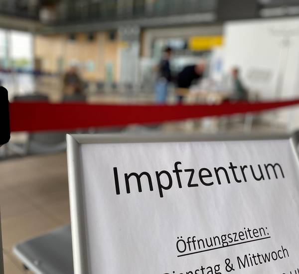 impfzentrum laage schild mit absperrband jh