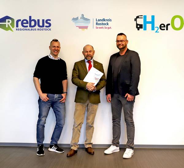 Landkreisdezernent Romuald Bittl (mi.) übergab heute die Baugenehmigung für die erste rebus-Wasserstofftankstelle an Geschäftsführer Thomas Nienkerk (re.) und Prokurist Marc Weinhauer.