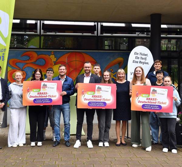 Landrat Sebastian Constien, rebus-Geschäftsführer Thomas Nienkerk, VVW-Chef Stefan Wiedmer und Schulleiterin Birgit Hacker stellen das neue KRASS-Deutschlandticket vor.