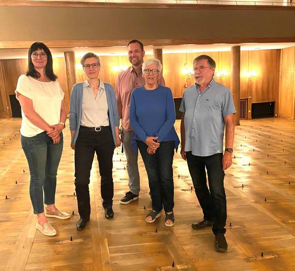 Vertreterinnen und Vertreter des Landkreises sowie des Theaterfördervereins berichten vom Beginn der Baumaßnahme.