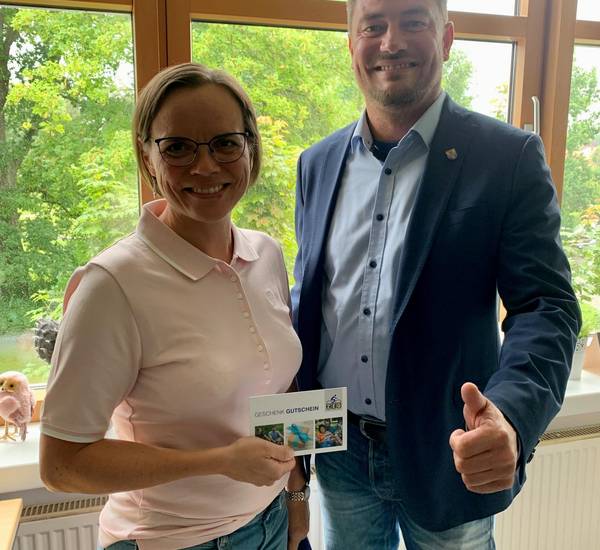 Landrat Sebastian Constien gratuliert Michaela Gießler für ihre Leistung beim Stadtradeln des Landkreises.