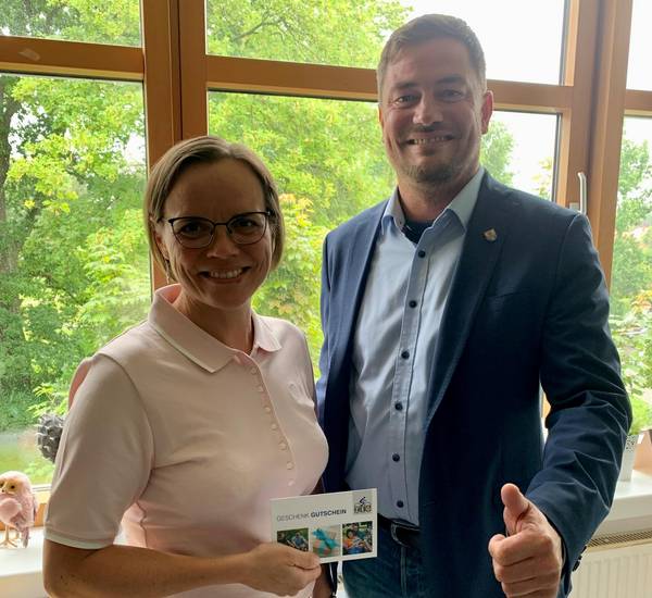 Landrat Sebastian Constien gratuliert Michaela Gießler für ihre Leistung beim Stadtradeln des Landkreises. © Landkreis Rostock Landrat Sebastian Constien gratuliert Michaela Gießler für ihre Leistung beim Stadtradeln des Landkreises.